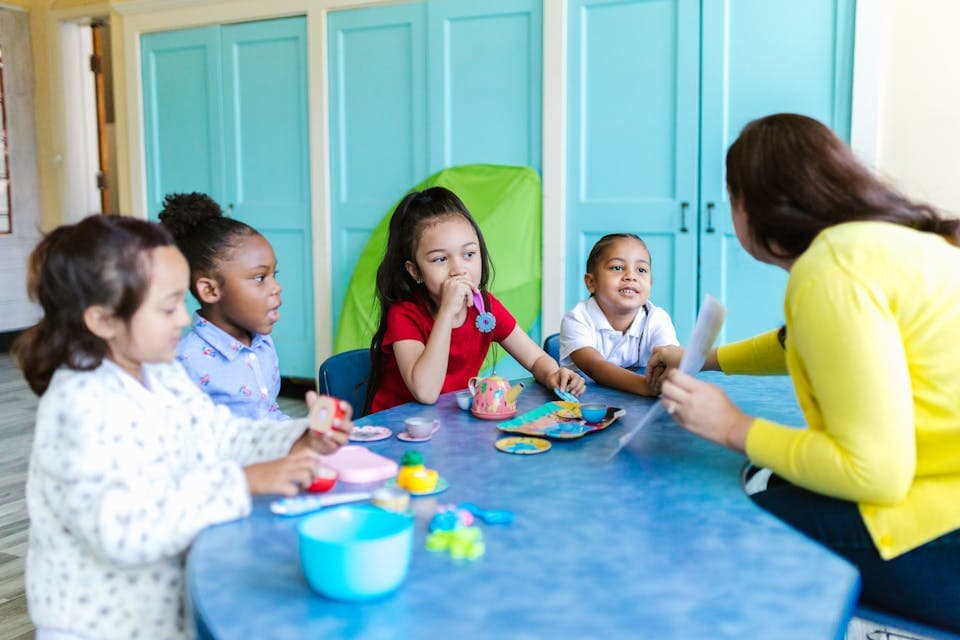 Personnel éducatif gérant les présences et le temps de travail