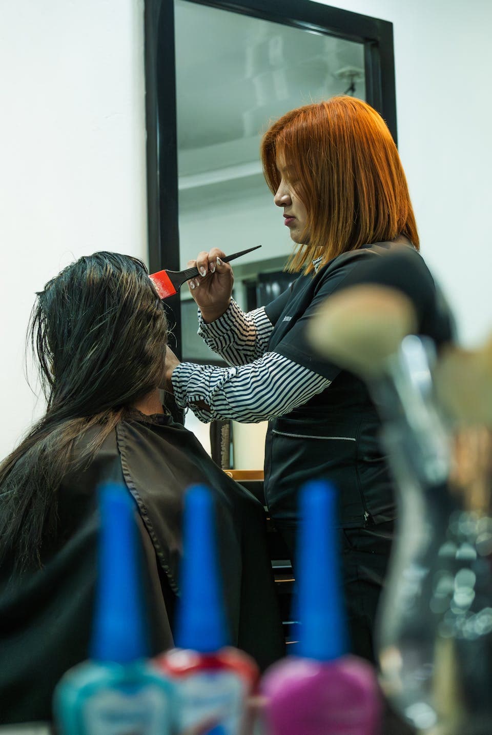 Équipe de salon suivant les horaires entre les rendez-vous