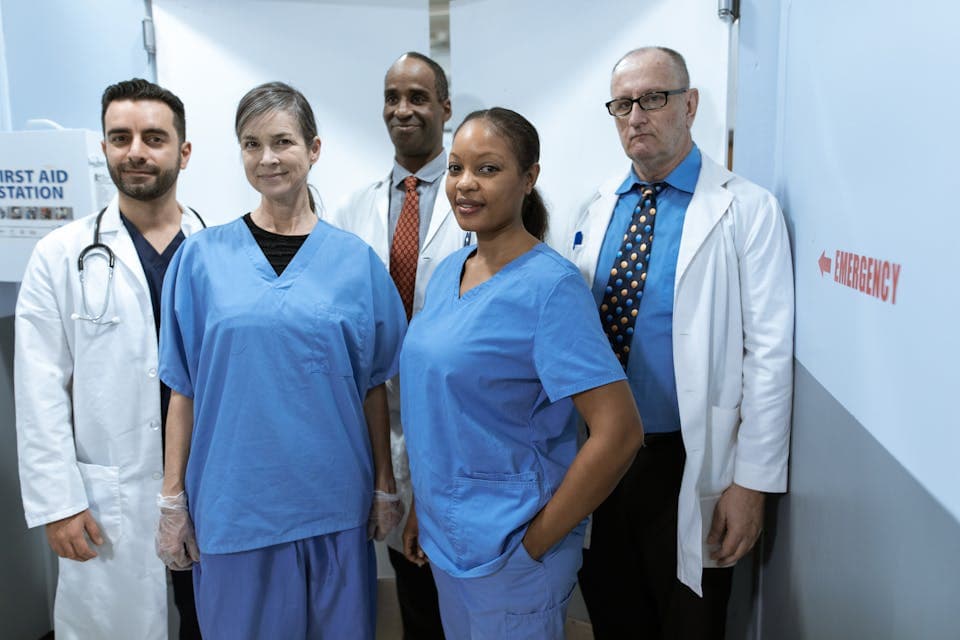 Équipe de soins enregistrant le temps de travail entre deux visites