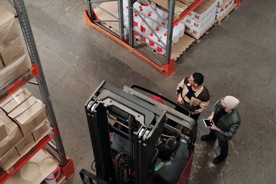 Équipe d'entrepôt suivant le temps pendant les opérations logistiques