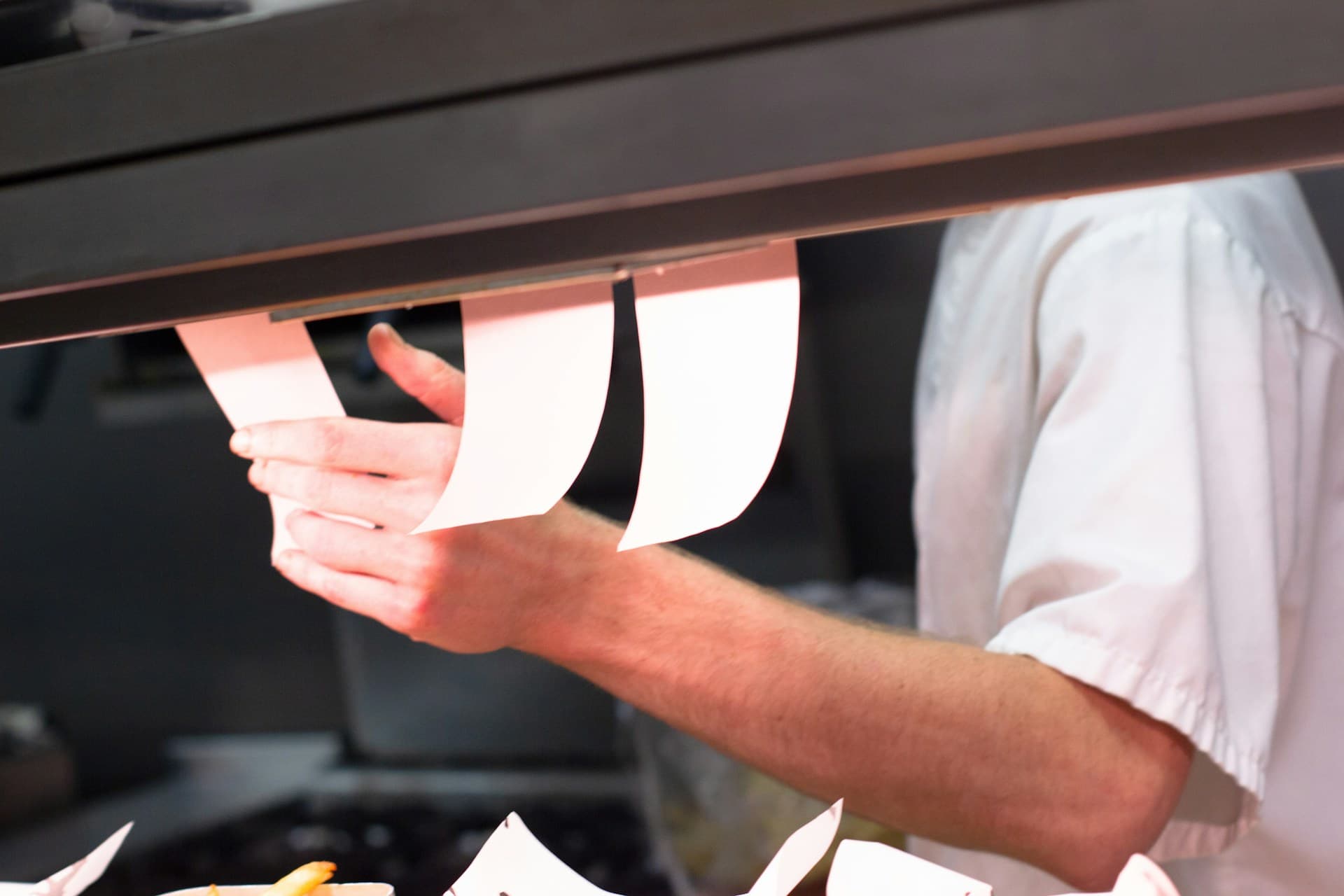 Équipe de restaurant utilisant le suivi du temps pendant un service chargé